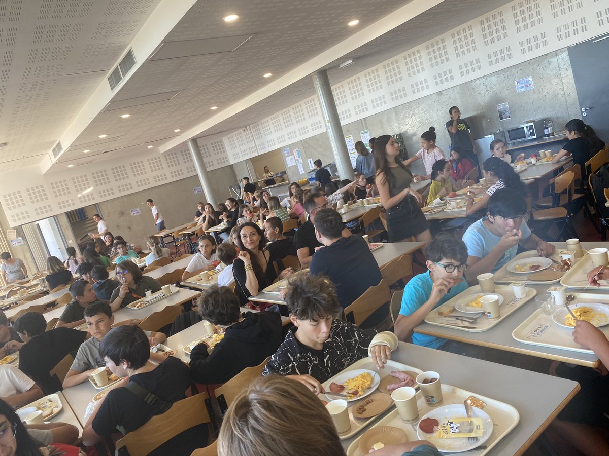 mariadeperetti's tweet photo. Petit-déjeuner pédagogique pour nos 6emes avec la participation des #ecodelegues #E3D @accorse @bernard_capelli https://t.co/yPuBsOT0ZE