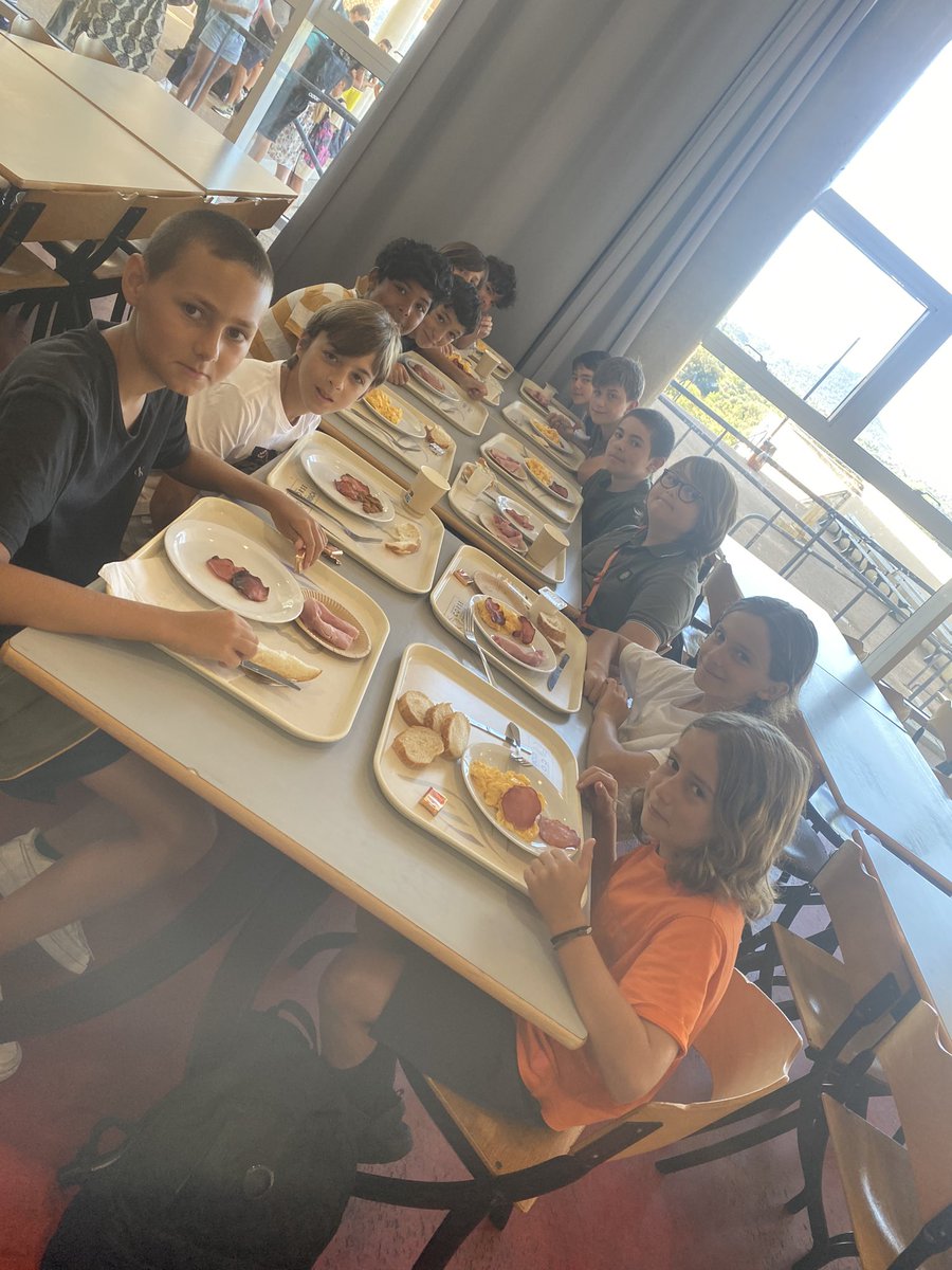 mariadeperetti's tweet photo. Petit-déjeuner pédagogique pour nos 6emes avec la participation des #ecodelegues #E3D @accorse @bernard_capelli https://t.co/yPuBsOT0ZE