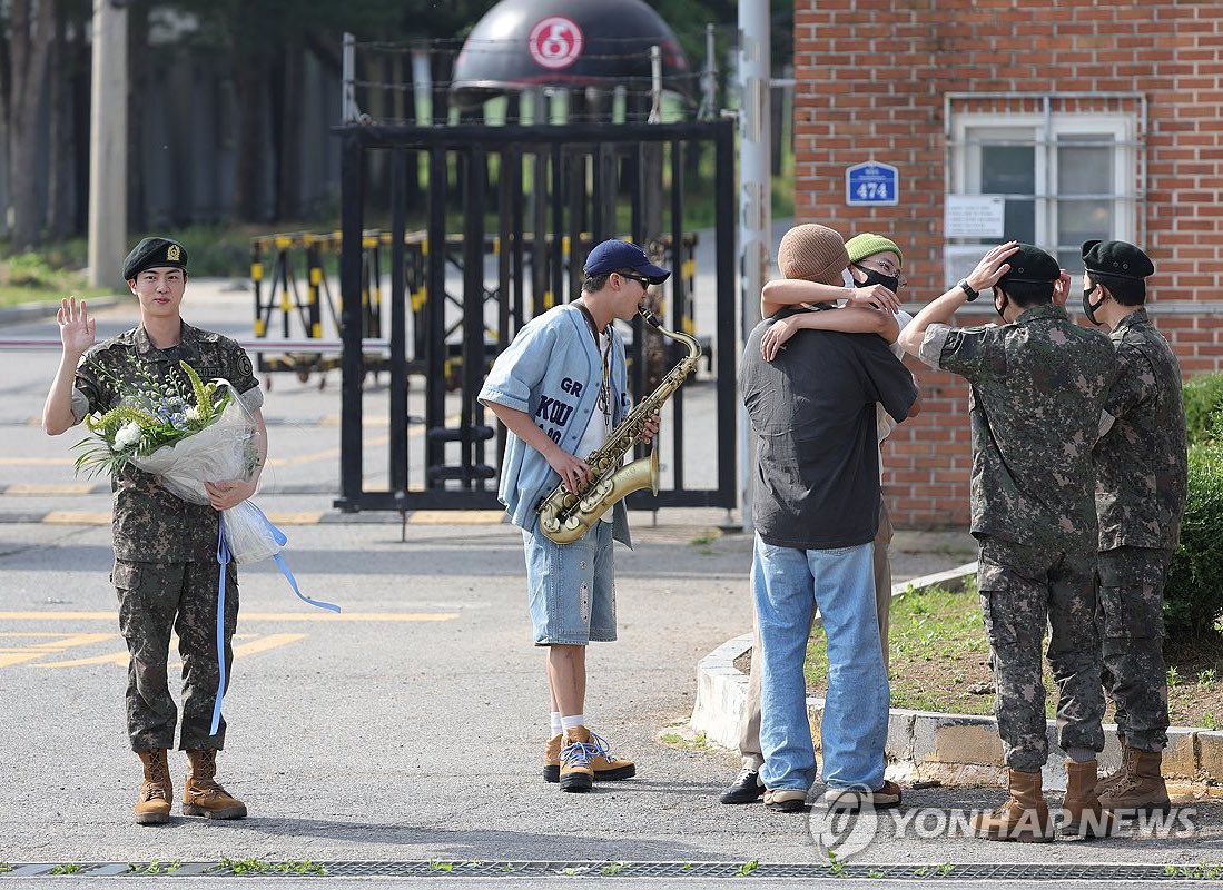 kanina pa ak tawang tawa sa pic na ‘to HAHSHASHHA ANG RANDOM,, ANYWAYS WELCOME HOME SEOKJIN 🥳💝