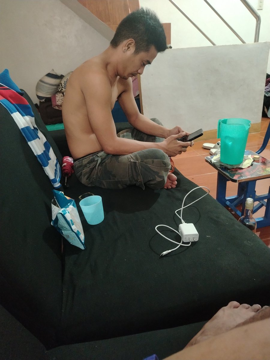 lata_mhon16066's tweet photo. Pag ganito ka pogi at kasarap ng pinsan mo.. Lalasingin ko agad to ng maka tulog agad....
Basta my alak my balak.
#altermarikina
#alterfortune. https://t.co/DtNzv14LnK
