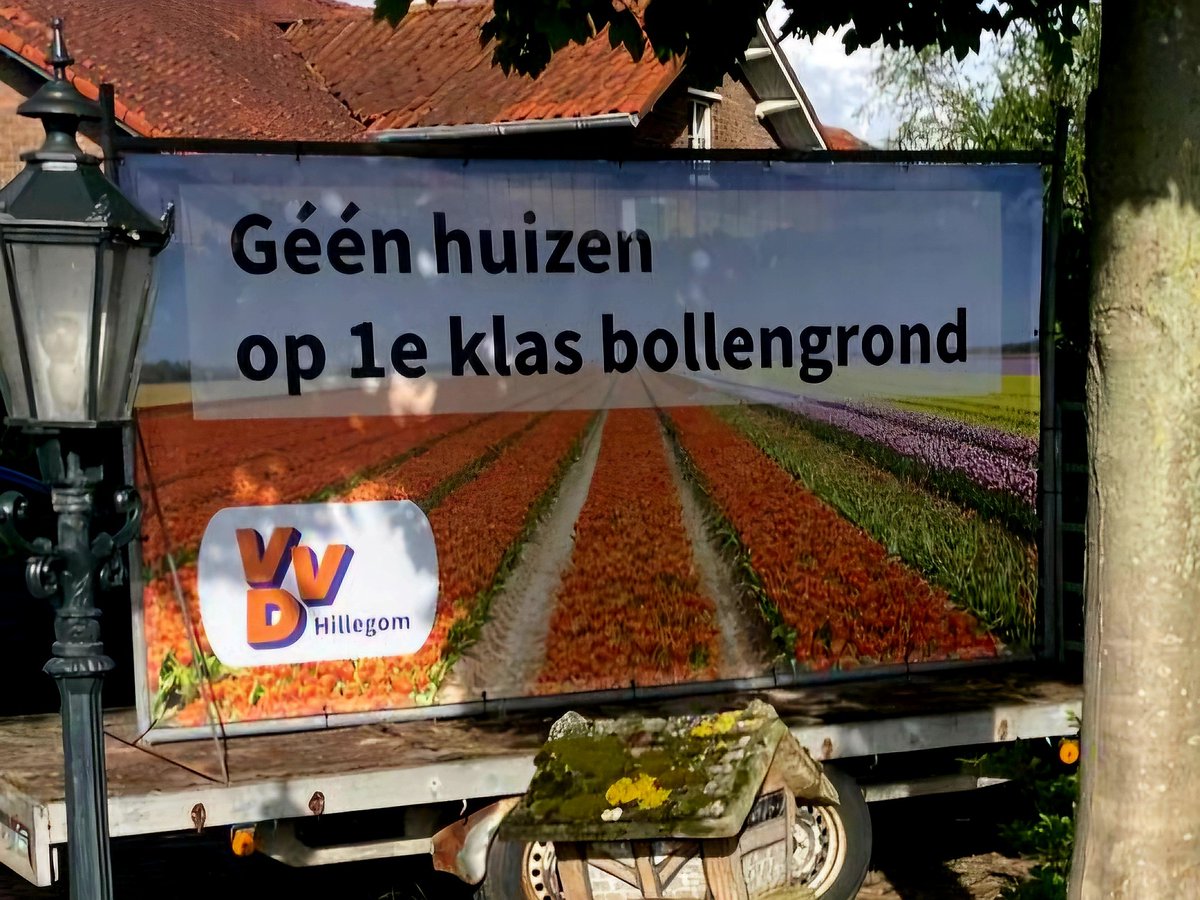 vvdhillegom's tweet photo. VVD Hillegom is TEGEN bouwen van huizen op 1e klas bollengrond! We hebben een doek geplaatst om dit duidelijk te maken. Wij houden vast aan waar we voor staan! #behoudbollengrond #Hillegom #vvdhillegom #bollenstreek #politiek #provincialestaten #verkiezingsprogramma #bollen https://t.co/gwnHrAE2PP