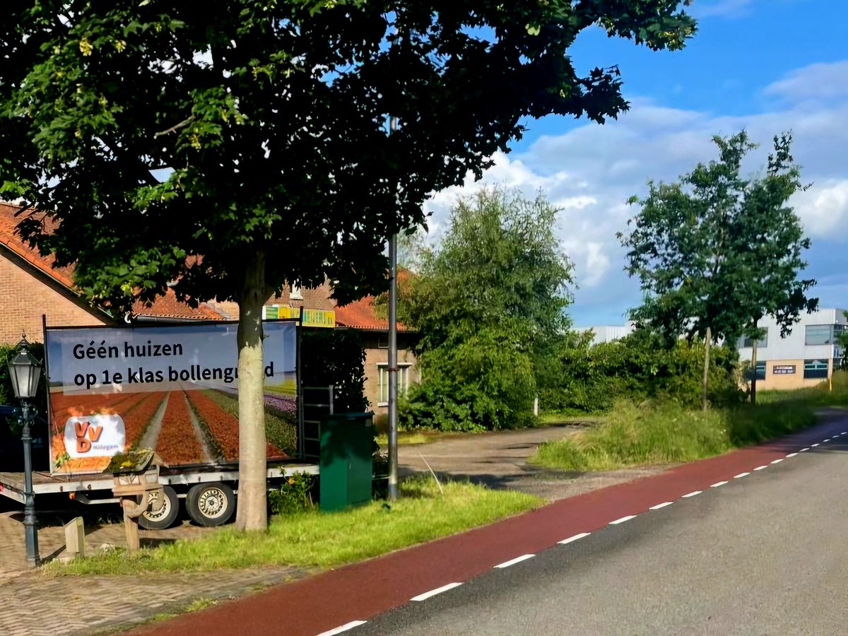 VVD Hillegom is TEGEN bouwen van huizen op 1e klas bollengrond! We hebben een doek geplaatst om dit duidelijk te maken. Wij houden vast aan waar we voor staan! #behoudbollengrond #Hillegom #vvdhillegom #bollenstreek #politiek #provincialestaten #verkiezingsprogramma #bollen