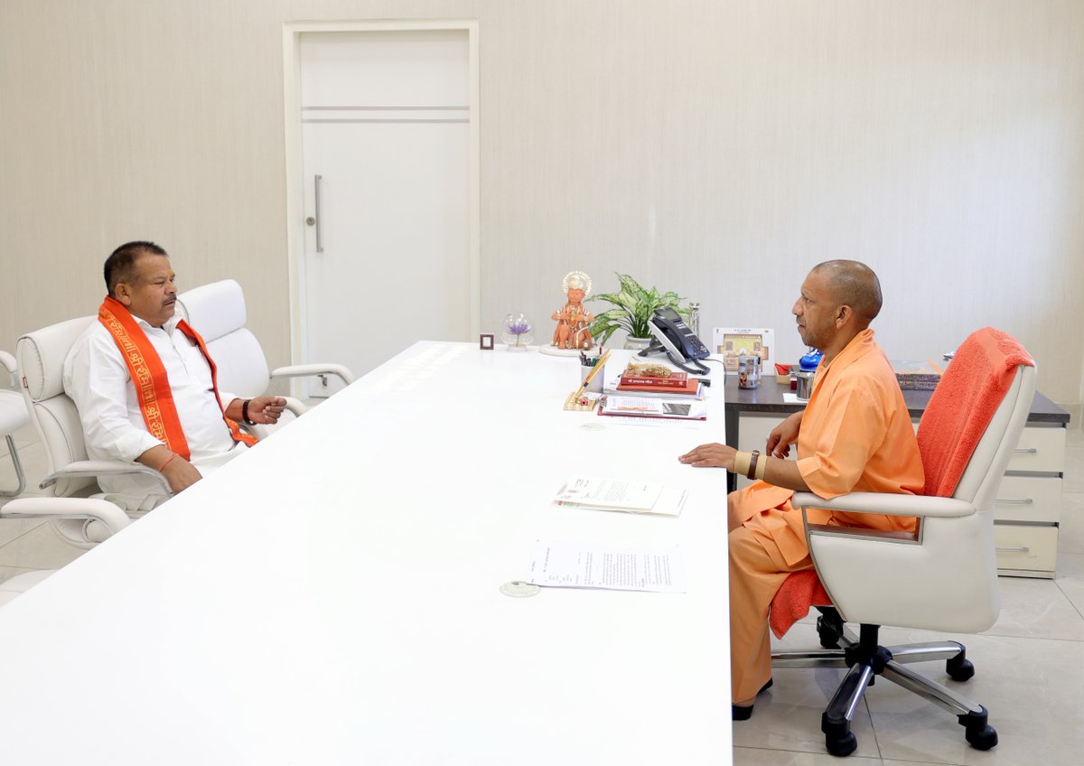 myogioffice's tweet photo. मुख्यमंत्री श्री @myogiadityanath जी महाराज से आज लखनऊ में जनपद सिद्धार्थनगर के डुमरियागंज विधान सभा क्षेत्र के पूर्व विधायक श्री राघवेन्द्र सिंह जी ने शिष्टाचार भेंट कर उनका मार्गदर्शन प्राप्त किया।

@Raghvendra171 https://t.co/oBfb6E06ob
