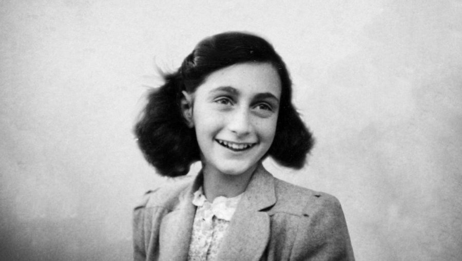 #CeJourLà Anne Frank aurait eu 95 ans aujourd'hui. Le 12 juin 1942, elle recevait pour ses 13 ans, le Journal dans lequel elle consigna ses sentiments, ses réflexions et ses espoirs jusqu'au 4 août 1944, date de son arrestation. Un témoignage exceptionnel à la portée universelle.