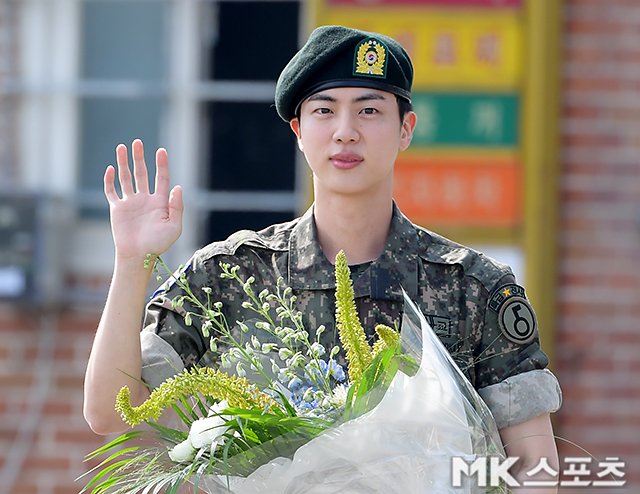 Ruttiiiayadiii's tweet photo. WELCOME BACK JIN🎊🥳🥳💜
#WelcomeBackJin
#WelcomeHomeOurAstronaut
#TheAstronautHasLanded https://t.co/fs8o9QNPKt
