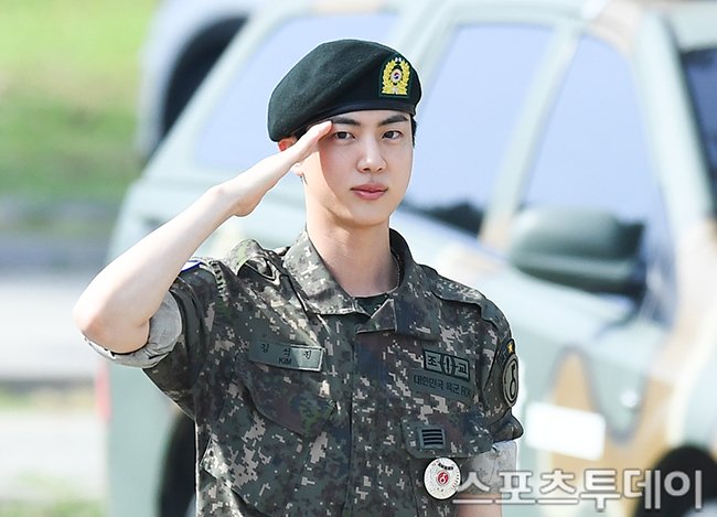 Ruttiiiayadiii's tweet photo. WELCOME BACK JIN🎊🥳🥳💜
#WelcomeBackJin
#WelcomeHomeOurAstronaut
#TheAstronautHasLanded https://t.co/fs8o9QNPKt