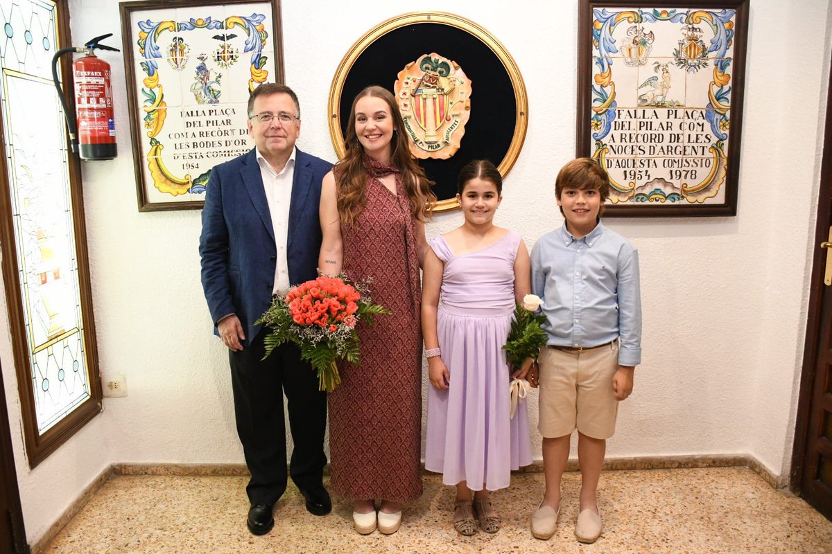 FalladelPilar's tweet photo. Ella es Andrea Martínez Martín, nuestra Fallera Mayor para el ejercicio 2024 - 2025✨

Feliz y emocionada, Andrea recibió el cargo de manos de nuestro presidente José López, ¡enhorabuena, te espera un gran año! 🚀

#lagloriadeserfaller❤️ https://t.co/S69VobqdBf