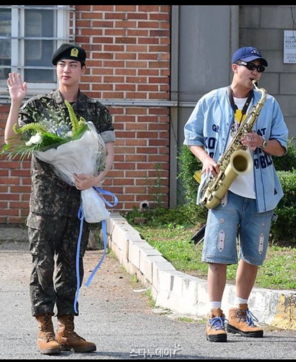 bedazzled_army's tweet photo. I don't know I have this gut feeling that namjoon lost a bet or something and now he had to welcome jin like this😂
#bts #Jin_Discharge #Jin_military #JinIsHomeParty 
@BTS_twt @Daily_JKUpdate @bts_bighit https://t.co/gH8Ae9ptr0