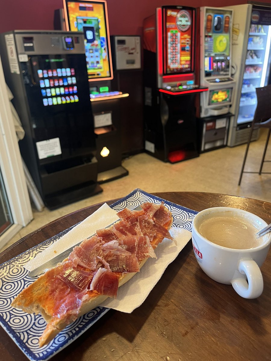 Jimbo4xL's tweet photo. nos dias familia, hoy desayuno mediterraneo con vistas a las que mas dinero les han arrebatado a los españoles despues de hacienda, me hinco la tostada y el cafe, pago con el azul y la vuelta directa a la ranura de la ingobernable, hoy saco el bono por mis cojones,feliz miercoles https://t.co/CMMqG9TKFz