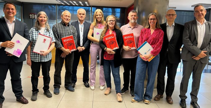 uchcat's tweet photo. 🤝Les associacions empresarials #LaUnió i @ACEScat
hem signat amb els #sindicats @CCOOsanitat i  @UGTSani_Privada el conveni de la #sanitat #privada 2023-25.

👉Principals #acords: 
⬆️ 4% per cadascun dels anys 2023, 2024 i 2025
⬇️ 8 h diürn i 10 al nocturn per al 2025 https://t.co/eusuhioEel