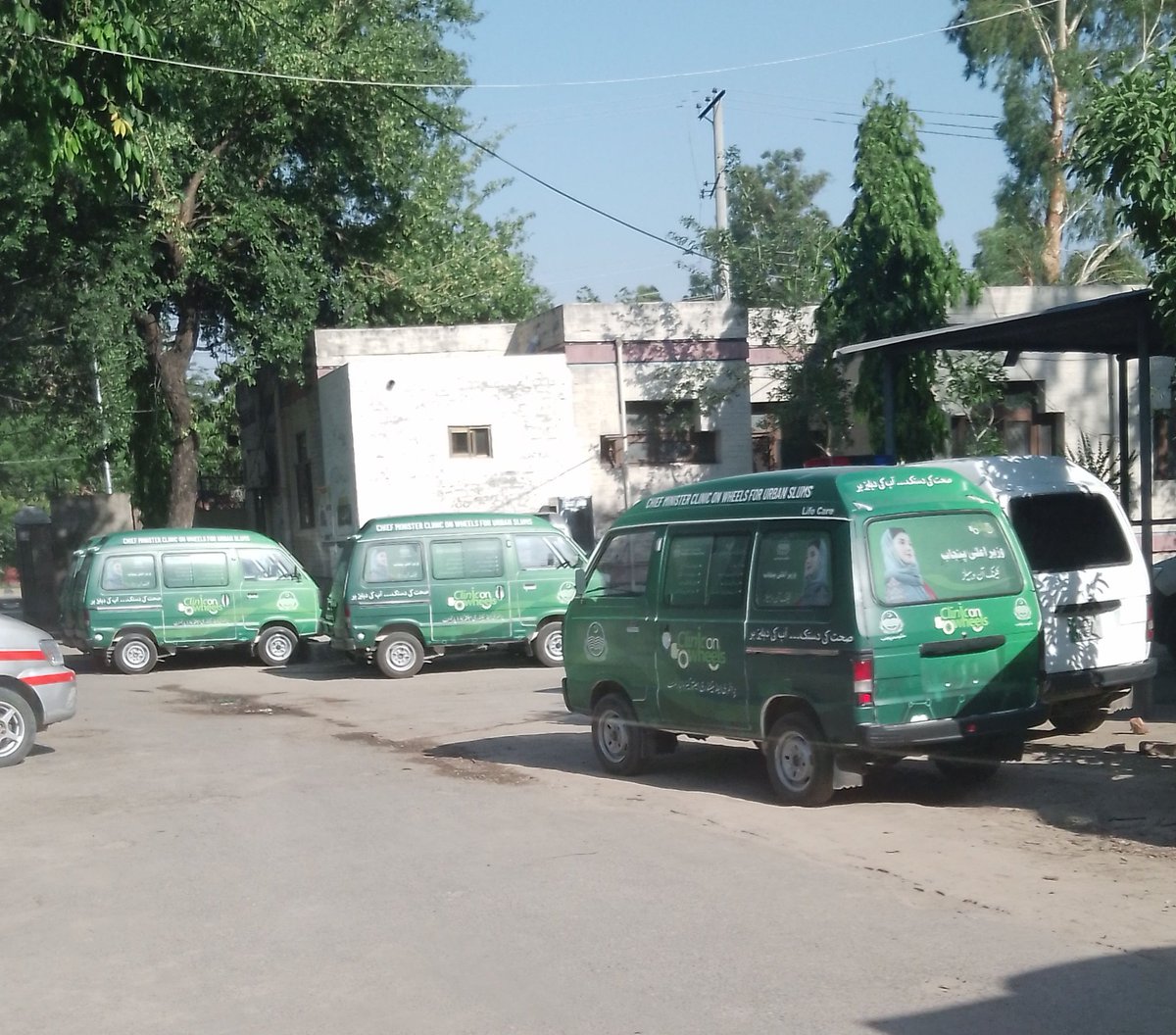 SheikhR58894959's tweet photo. گوجرانوالہ کلینک آن وہیلز ڈی ایچ او آفس میں آسمان تلے تپتی دھوپ اور بارش میں کھڑی رہنے سے نئی گاڑیاں خراب ہونے کا اندیشہ ہے
@MaryamNSharif @CS_Punjab @GovtofPunjabPK https://t.co/v10U878FSb