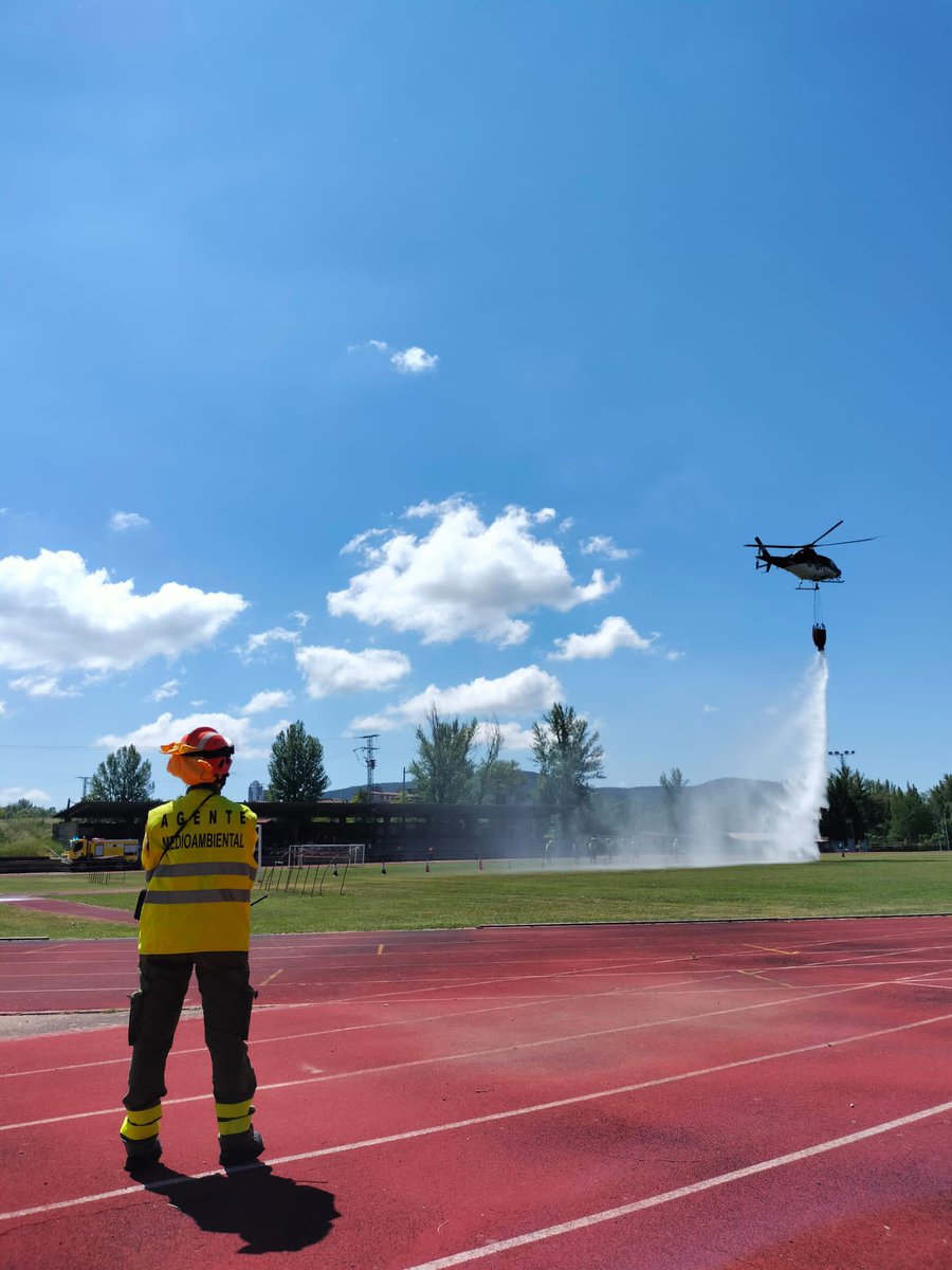 apamcyl's tweet photo. Ayer los compañeros #AAMM @jcyl #LaRobla
#Leon participaron en un simulacro de incendio forestal, con medios del operativo, #Lima4 Elif y #charlys con alumnos del instituto y colegio público de #LaRobla https://t.co/GxxD7gc9CV