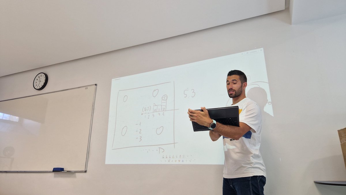 ElPilarVa's tweet photo. ¡Ayer las familias se convirtieron en programadores de coches virtuales! 🚗💨 Un taller de CREATICS con Alfonso Sanz lleno de aprendizaje y diversión. #colegio #programación #creatividad 
https://t.co/HWz5b6GR0c https://t.co/3U8LsF9McG