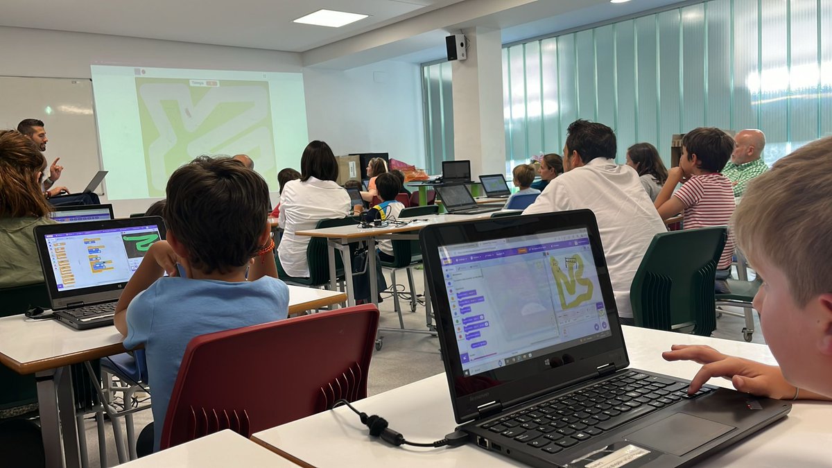 ElPilarVa's tweet photo. ¡Ayer las familias se convirtieron en programadores de coches virtuales! 🚗💨 Un taller de CREATICS con Alfonso Sanz lleno de aprendizaje y diversión. #colegio #programación #creatividad 
https://t.co/HWz5b6GR0c https://t.co/3U8LsF9McG