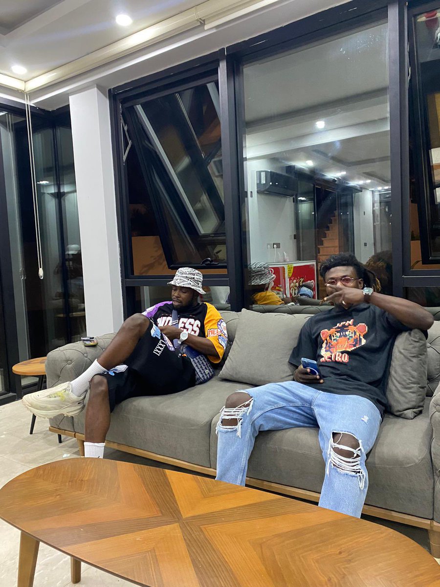 gr3y_fm's tweet photo. The day is bright and fair🫶🏾

Steeze    Burna    Brother Bernard https://t.co/85U3ivhtGd