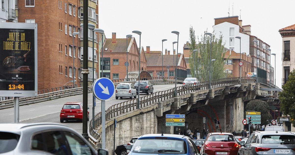 VaProyecta's tweet photo. Puede que no sea lo más absurdo el gastarse 2 millones de euros en reforzar algo que se va a demoler.

Sino que un día van a estar unos reforzando el viaducto antes de comer y a la tarde otros derribándolo. Es digno de Mortadelo y Filemón. https://t.co/iRq1htRoJ0