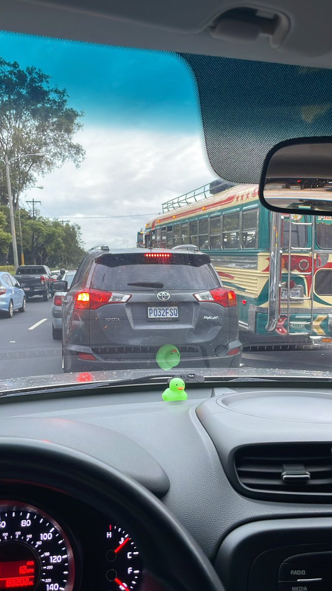 AleBenavids's tweet photo. Me pregunto dónde estará EMETRA cuando los buses no respetan las señales de tránsito en ningún lado 🤯@EmetraGT  pasa acá , y en la incorporación a la atanasio al lado del centro de detención. La mitad de la congestión vial es por q se meten por donde se debe🤬 https://t.co/KHl9mVie64