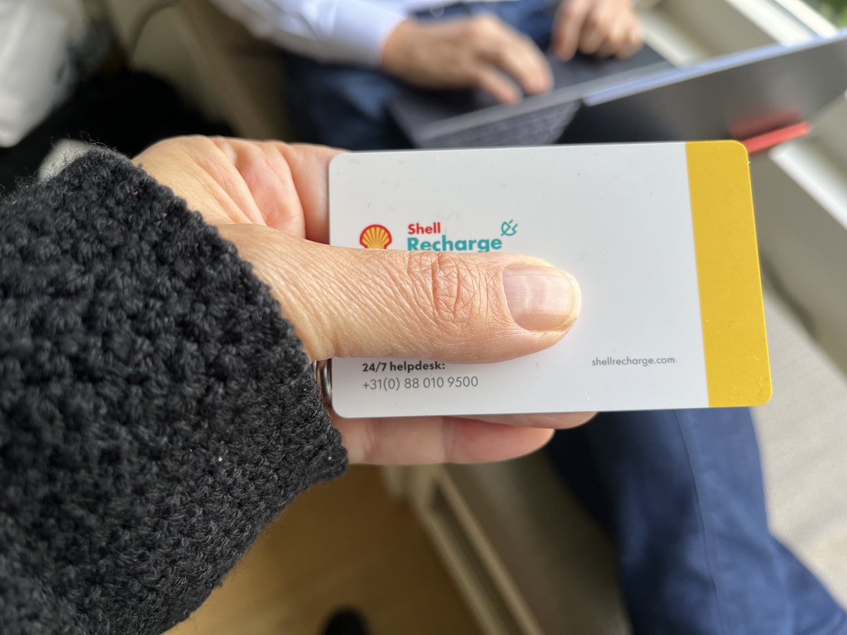 ⁦<a href="/Shell_Nederland/">Shell Nederland</a>⁩ . Hebben al dagen vraag uitstaan via een mail aan helpdesk Shell Recharge omdat het telefoonnummer op de gloednieuwe Recharge kaart bij bellen een “dit nummer is niet bereikbaar” geeft 😳. Ik snap nu de slechts 1 ster beoordeling maar graag tip hoe wel!