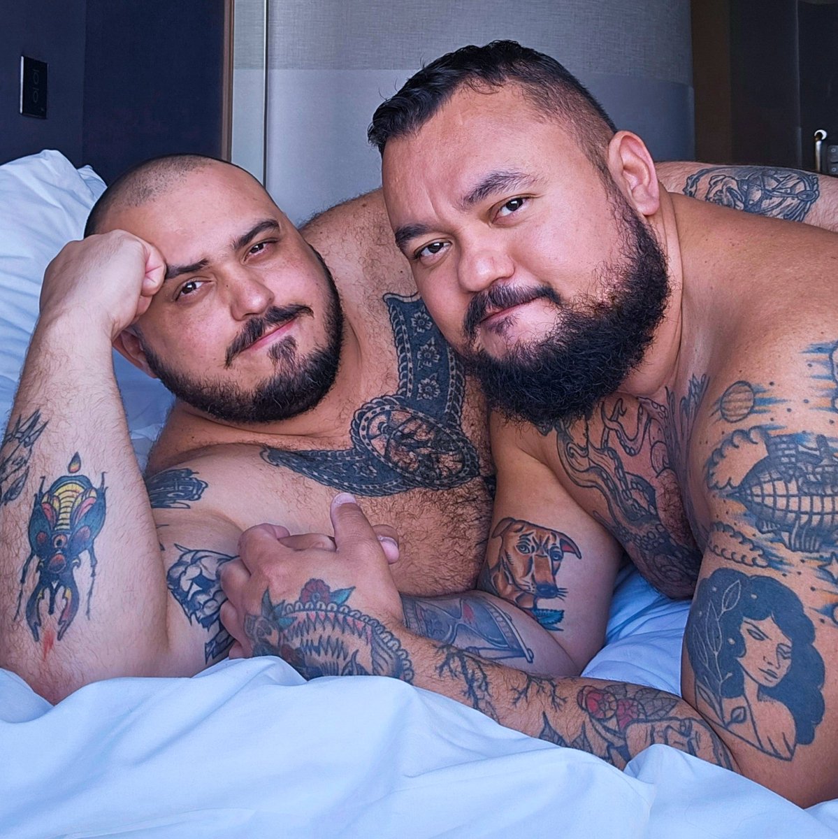 bessage's tweet image. "meu namorado e eu estávamos te olhando e gostamos muito da sua vibe" kkk