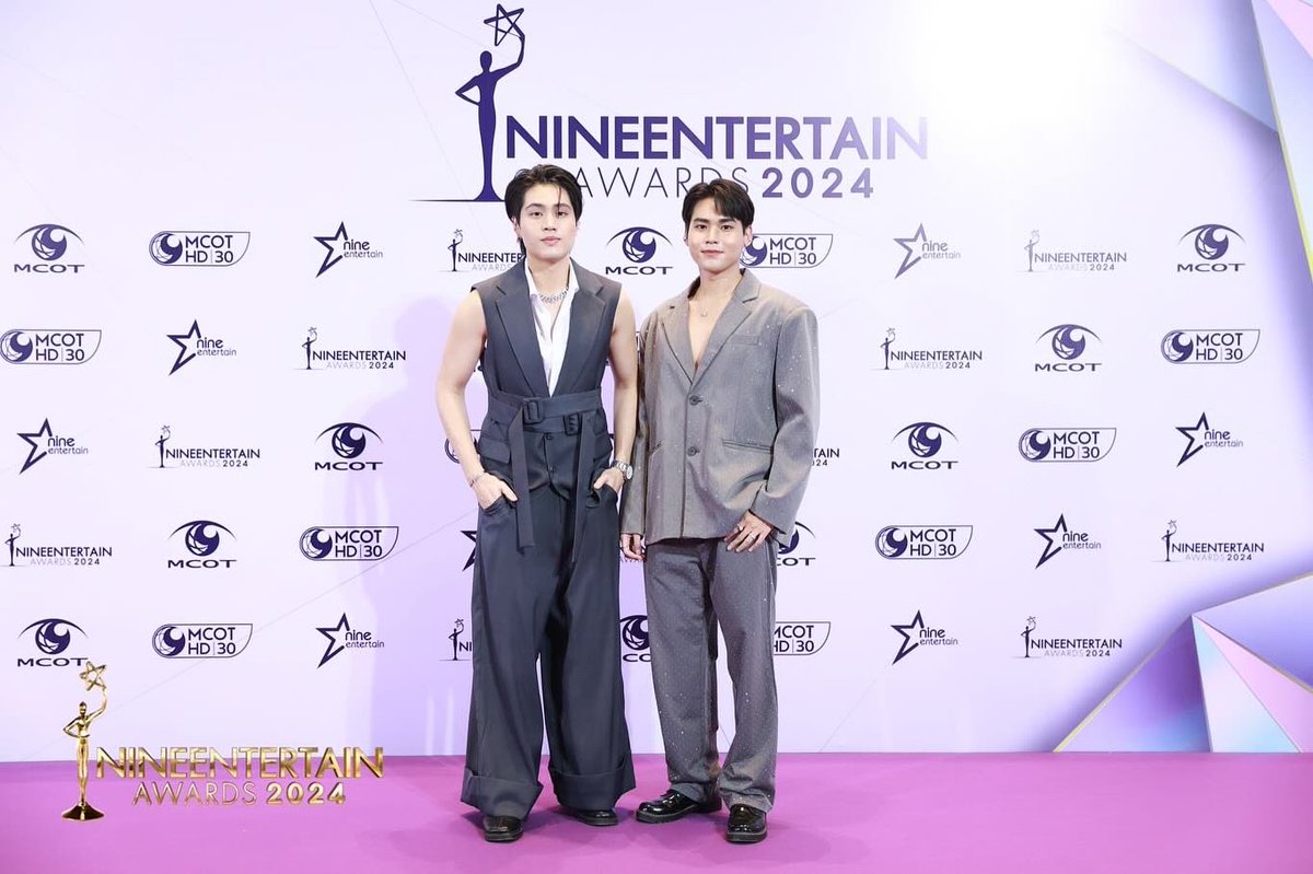StudioSayYes's tweet photo. เดินพรมม่วงครั้งแรกของพวกเรา
ก็หล่อเอาเรื่องอยู่นะฮะ ❤️❤️
#ทรงจำในอักษร #memoryintheletter #nineentertainaward2024 https://t.co/1IaYKQxgZ0