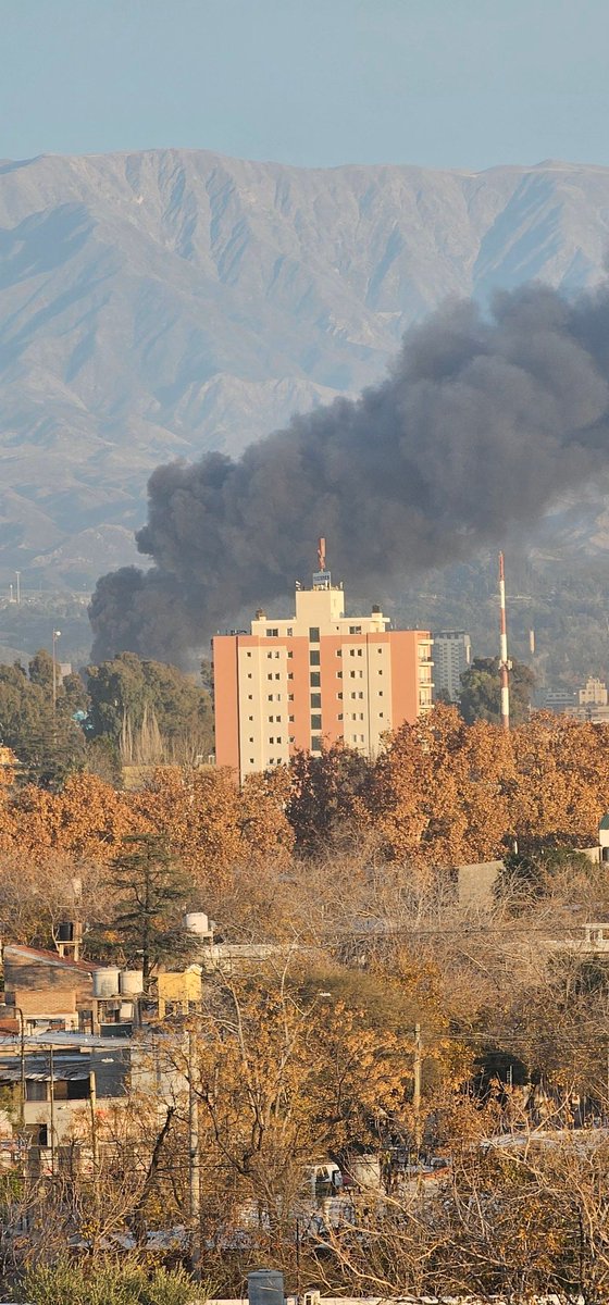 EliiBertani's tweet photo. #Incendio Zapata Gomas #Mendoza https://t.co/CW1zQb2Egr