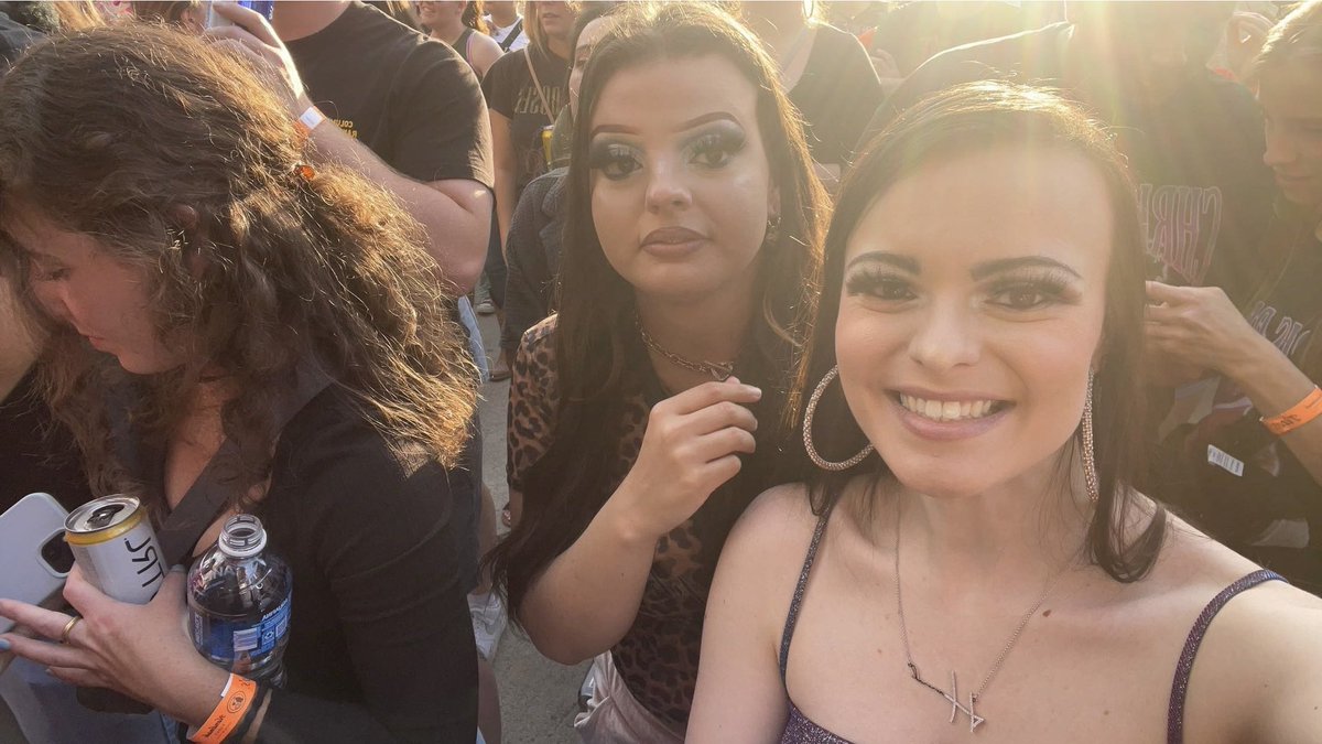 SalGable's tweet photo. “I’ll put you in a mansion somewhere in Wiscansin”~@TPAIN 💕🎤 #tpain #kembalive #sisters https://t.co/i3fccWmeJV