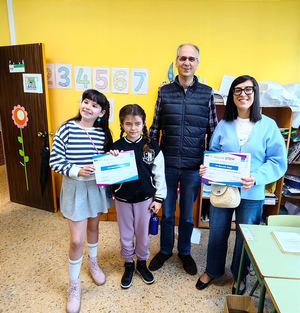 👩‍🎓 Entregamos a los escolares del <a href="/CPMarceloGago/">CP Marcelo Gago</a> el reconocimiento #AquaeSTEM como el centro más involucrado durante este curso. Junto a nuestra compañera <a href="/losada_duran/">Elena Losada Durán</a> estuvo el concejal de Educación de <a href="/AytoAviles/">AytoAvilés</a>, Juan Carlos Guerrero. ¡Enhorabuena! 👏