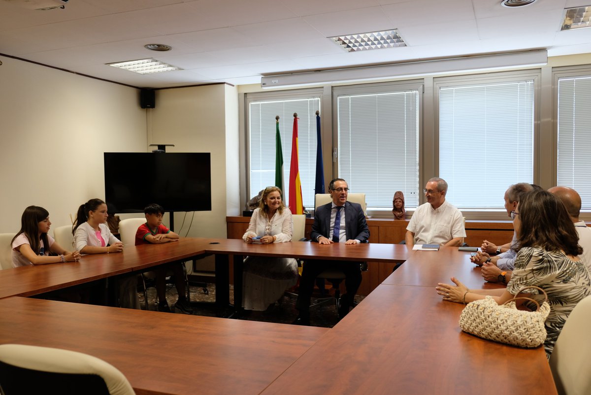 educacionmlg's tweet photo. @Miguel_Briones_ felicita personalmente a los premiados de la VIII Edición de los Premios Vida Sana de @fundacioncaser y @EducaAnd, cuyo objetivo es fomentar e impulsar acciones de promoción de la salud y hábitos saludables. ¡Enhorabuena a IES Fuente Lucena y @CalasanzCole! https://t.co/uOtkfFU9jp