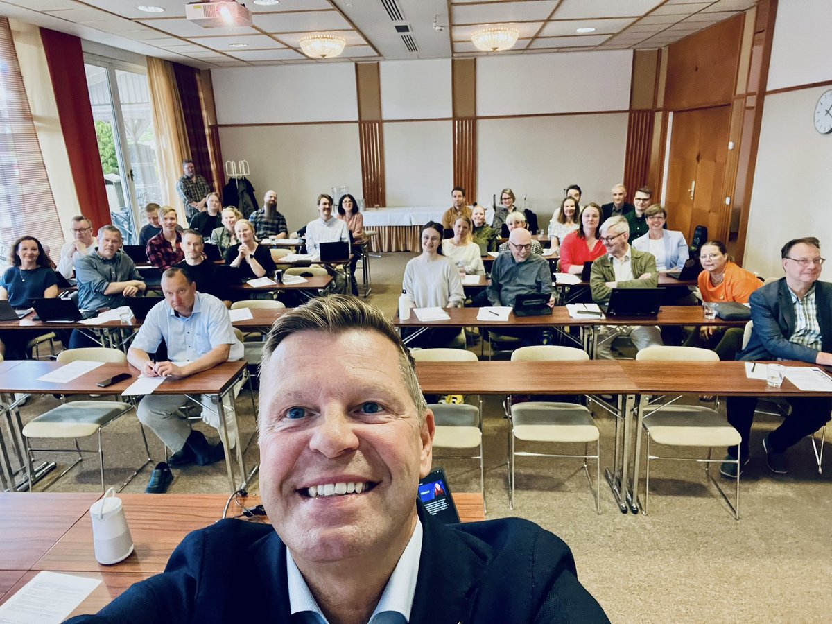 I dagarna två samlas det samhällsvetenskapliga ämnesklustret och <a href="/Samforsk_Abo/">Samforsk, Åbo Akademi</a> vid Åbo Akademi till en läsårsavslutning. Dekanen @malinbrannback är med. Vi är 30 personer. Vi har ett produktivt och socialt givande möte under solen i Nådendal. #statskunskap