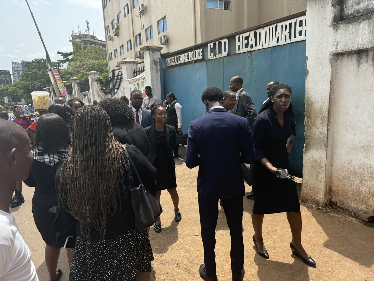 thomasd05987132's tweet photo. What happened in front of me today is very sad! 

#CIDOfficers molesting #lawyers who were at #CIDheadquarters to give solidarity to their colleague, #MaryKaibanja who was reported for cyber offenses allegedly by @TumaGento, the controversial President of the Sierra Leone Bar Association.

I saw female lawyers being molested, their phones snatched from them and the head of CID who is also a lawyer, #RPG ordered for the arrest of his colleagues.  

Even my phone was snatched by one OSD Officer who called himself #Ansumana 
 
Power Dea Done O! E get expiry date, nor use am lek powder