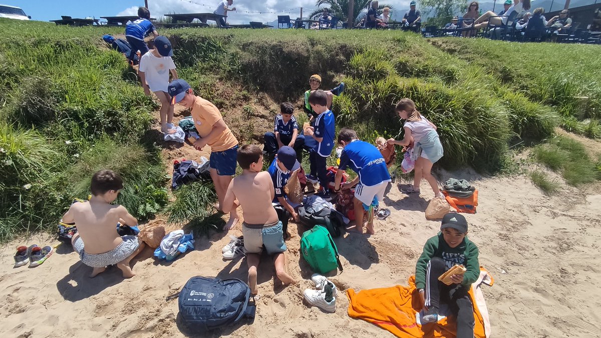 FET_Ov_Manolo's tweet photo. Lunch time!! Después de una buena caminata, toca reponer fuerzas, aunque algunos quieren jugar con la arena... ⛱️⚽👙🐚 @FET_Oviedo https://t.co/MSijrdiT5f