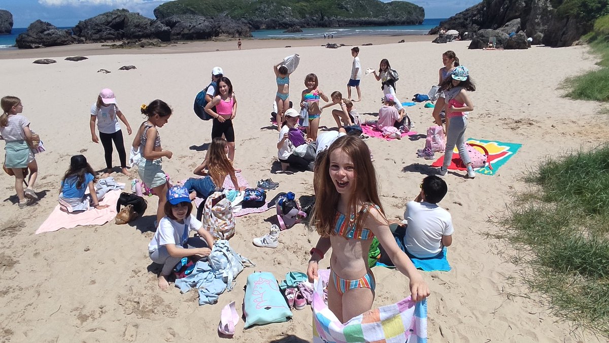 FET_Ov_Manolo's tweet photo. Lunch time!! Después de una buena caminata, toca reponer fuerzas, aunque algunos quieren jugar con la arena... ⛱️⚽👙🐚 @FET_Oviedo https://t.co/MSijrdiT5f