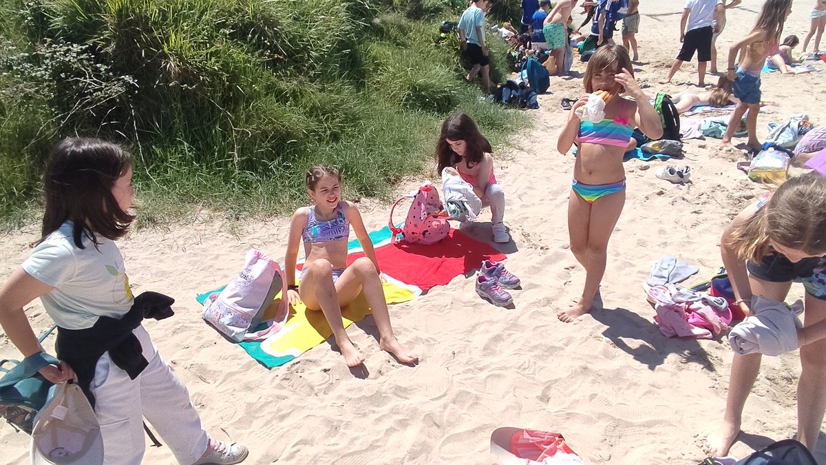 FET_Ov_Manolo's tweet photo. Lunch time!! Después de una buena caminata, toca reponer fuerzas, aunque algunos quieren jugar con la arena... ⛱️⚽👙🐚 @FET_Oviedo https://t.co/MSijrdiT5f