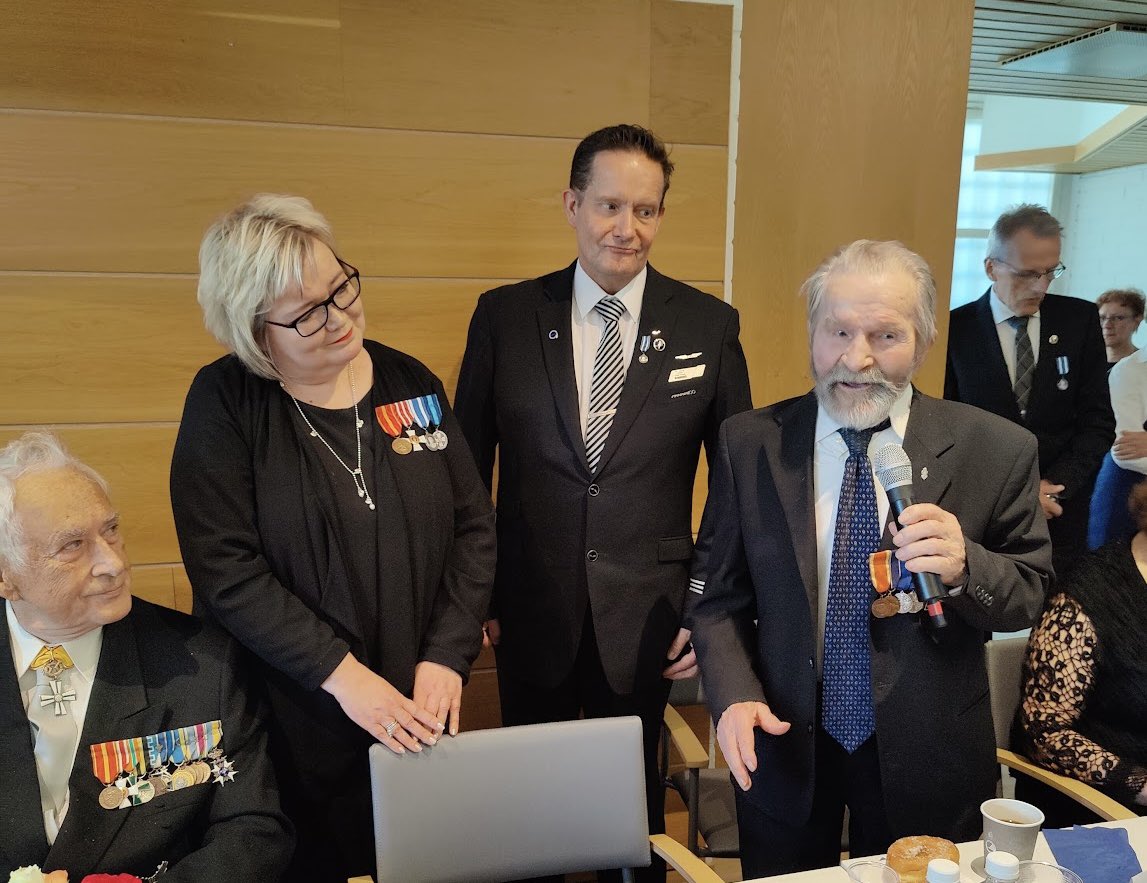 Veteraanien kesäjuhla &amp; Oulunkylän rosvopaisti 30v upeassa tunnelmassa 🇫🇮 ruokailu, musiikkia, sidosryhmien tervehdykset. Kiitos <a href="/Puolustusvoimat/">Puolustusvoimat</a> <a href="/Valtiokonttori/">Valtiokonttori</a> #veteraanijärjestöt #kriisinhallintaveteraanit &amp;muut kumppanimme. 
Kiitos ihana lentävä henkilökunta❤️ <a href="/OKKSkuntoutus/">Oulunkylän kuntoutuskeskus</a>