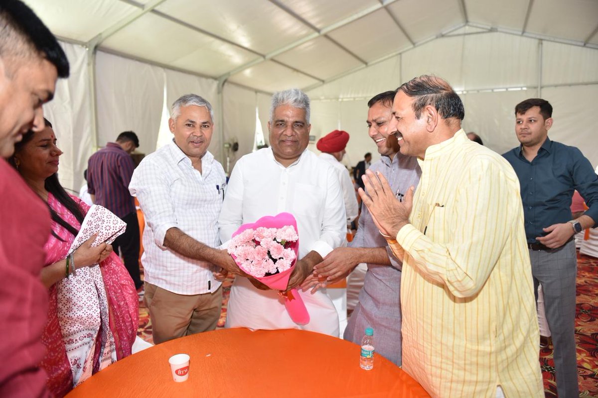 banwasa_prem's tweet photo. अलवर सांसद श्री @byadavbjp जी से शिष्टाचार मुलाकात कर मोदी सरकार 3.0 में कैबिनेट मंत्री के रूप में नव दायित्व मिलने पर उन्हें बधाई दी। https://t.co/mg3NNMVPSt