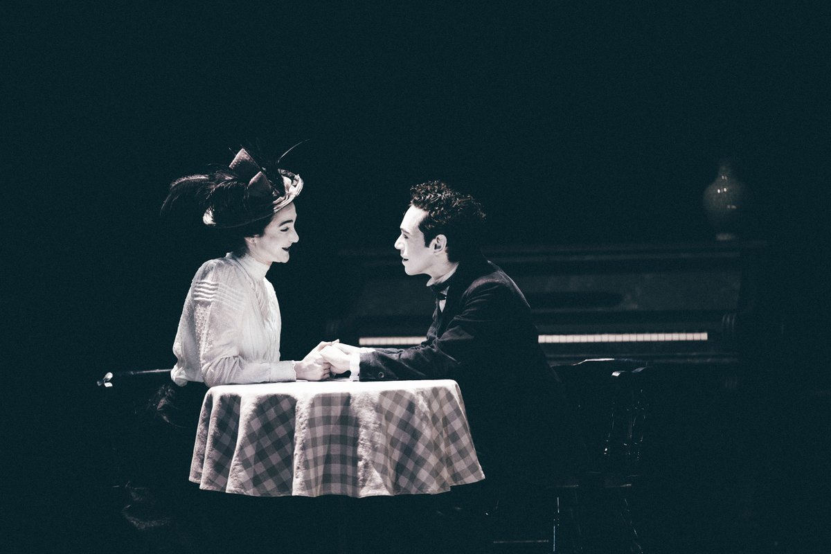Théâtres et Producteurs Associés (@theatresfr) on Twitter photo « SMILE »
📍Au <a href="/THEATREdlOEUVRE/">Théâtre de l'Œuvre</a> 📅 Du 8 juin au 19 juillet 👉 tpa.fr/pieces-theatre…
📍À <a href="/AtelierThActuel/">Atelier Théâtre Actuel</a> 📅 Du 29 juin au 21 juillet 👉 tpa.fr/pieces-theatre…
🎭✨ Découvrez comment Charlie est devenu Chaplin dans cette œuvre magique, entièrement en noir et blanc. « SMILE »
📍Au <a href="/THEATREdlOEUVRE/">Théâtre de l'Œuvre</a> 📅 Du 8 juin au 19 juillet 👉 tpa.fr/pieces-theatre…
📍À <a href="/AtelierThActuel/">Atelier Théâtre Actuel</a> 📅 Du 29 juin au 21 juillet 👉 tpa.fr/pieces-theatre…
🎭✨ Découvrez comment Charlie est devenu Chaplin dans cette œuvre magique, entièrement en noir et blanc.