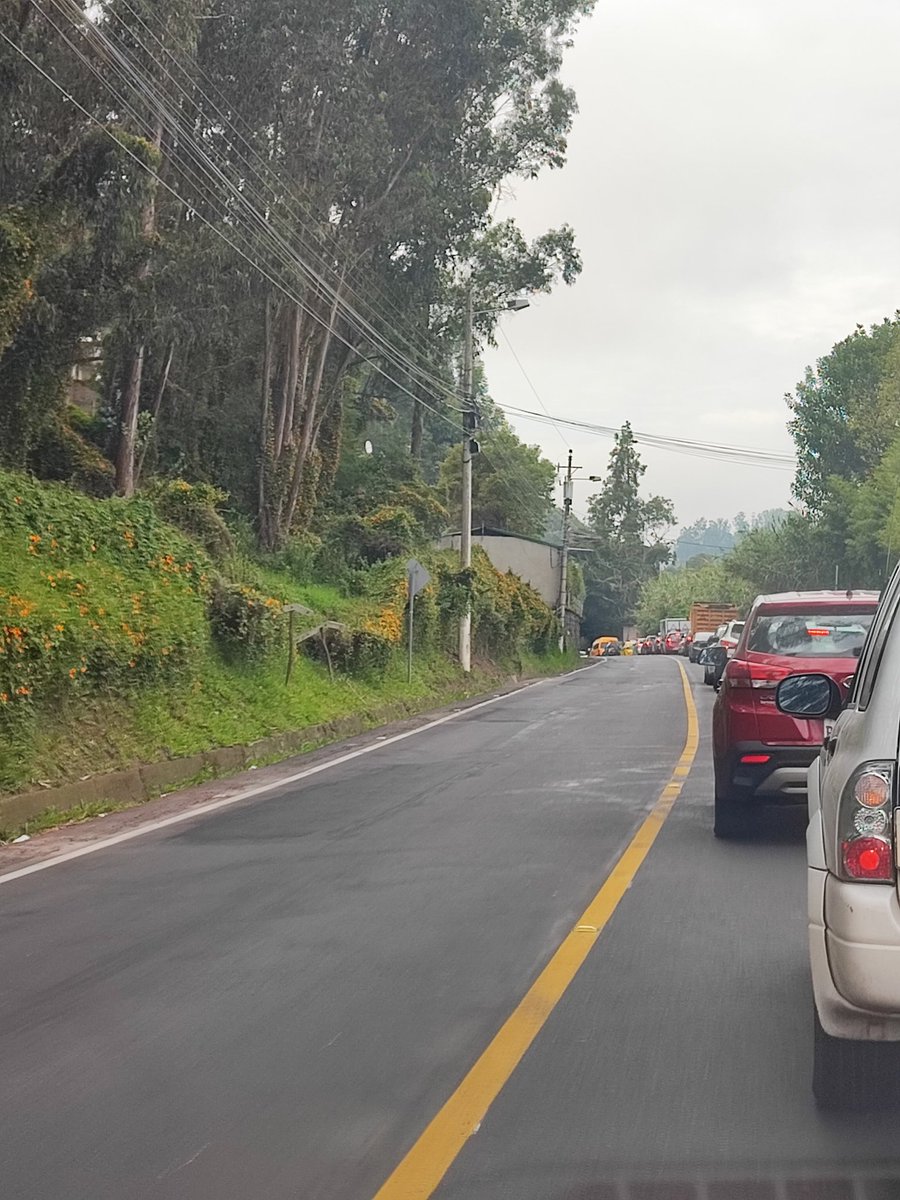 maferv82's tweet photo. @AMT_Quito capaciten mejor a sus agentes de tránsito para que el tráfico de la vía intervalle y av ilalo fluya. Las decisiones que toman sus agentes ocasiona un tráfico de 20 minutos en un tramo tan corto. https://t.co/B4XGwUWqDf