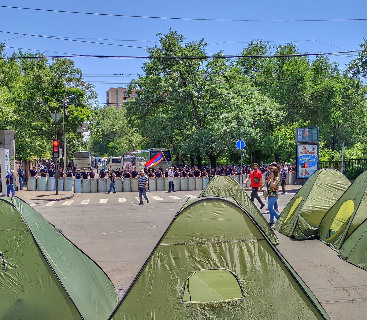 winealogue's tweet photo. Continua la protesta da parte del movimento "Tavush for the motherland" con annesso accampamento di tende su Marshall Bagramyan street a #Yerevan , davanti al Parlamento dell'#Armenia https://t.co/9tCZcIsWry