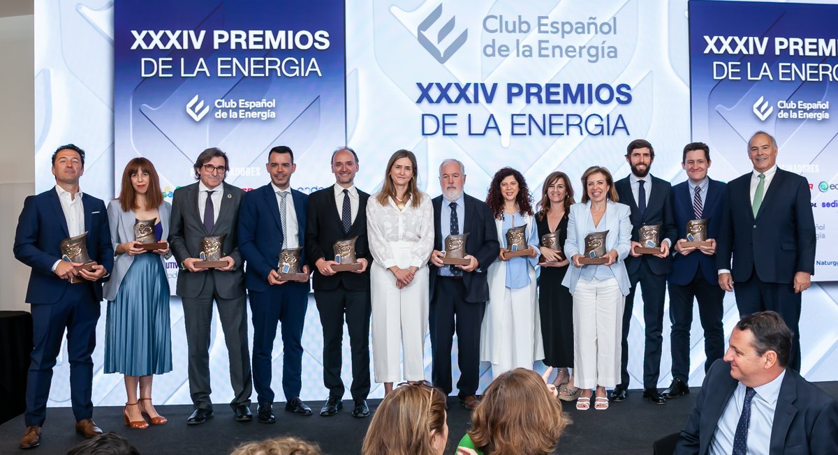 Enerclub's tweet photo. #JornadasEnerclub #34Premios
Terminamos dando la enhorabuena a los premiad@s Jacob Petrus @jacobpetrus_tve  Susana Criado @CriadoSusana , José Luis García Cano, Pilar Blázquez @praxagora21 Beatriz García Couce @beticouce  Clara Pinar @Clara_Pinar   Paco Baeza @PacoBaeza75  Arturo Larena @Arturolarena  José María Camarero @jmcamarero Carlos Drake @CarlosDrake3  y Miguel Arias Cañete con la tradicional foto de familia.