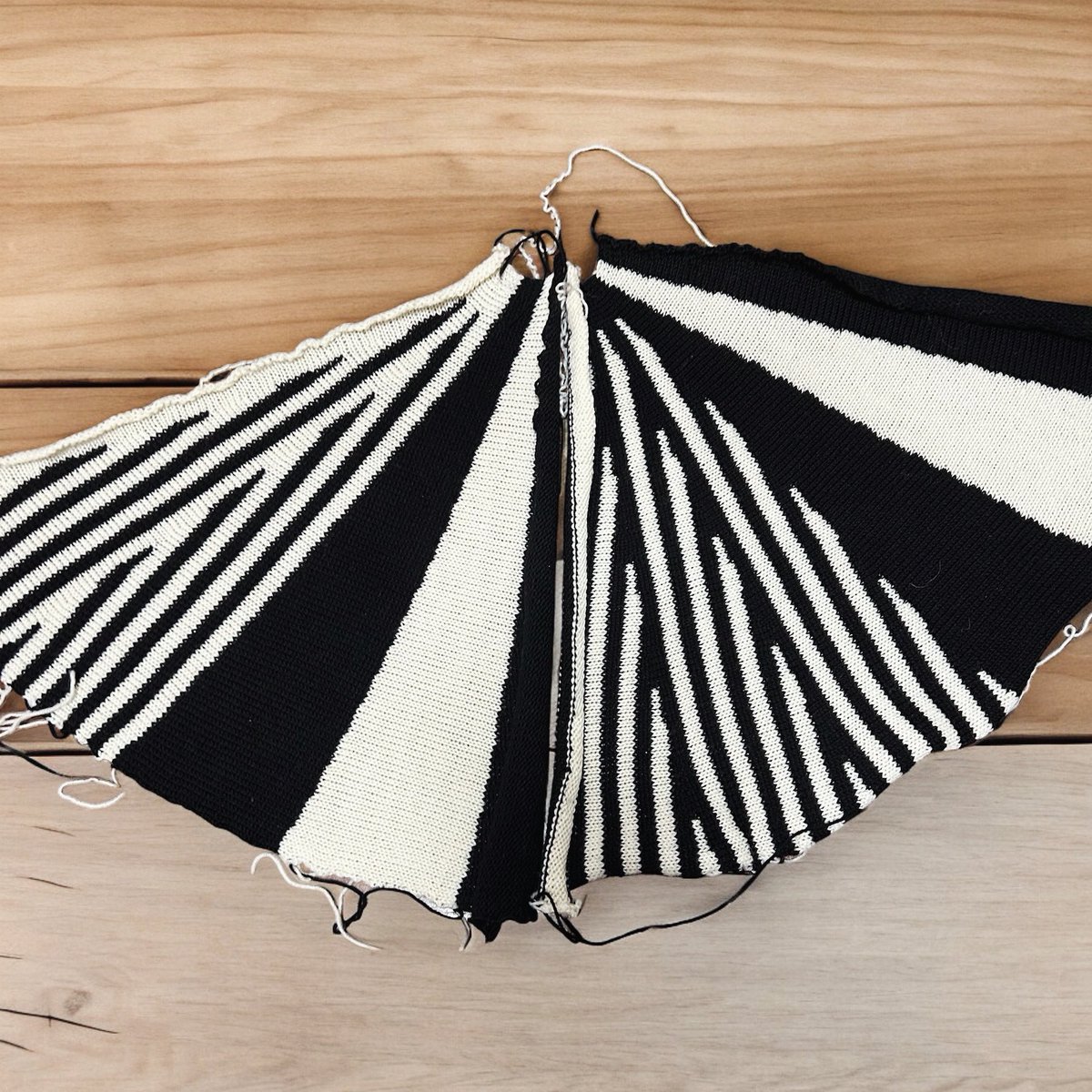 Knitting_RayRay's tweet photo. 引き返し編みの講座に使用したスワッチです。
黒と白で、はっきりと引き返しのところがわかります。

この色合わせと模様があっているので、何か編みたいと毎回思います😅

#編み機 
#編みもの 
#あみもの
#編み物
#編む
#knittingmachine 
#knittingrayray https://t.co/8ZbHQvybLG