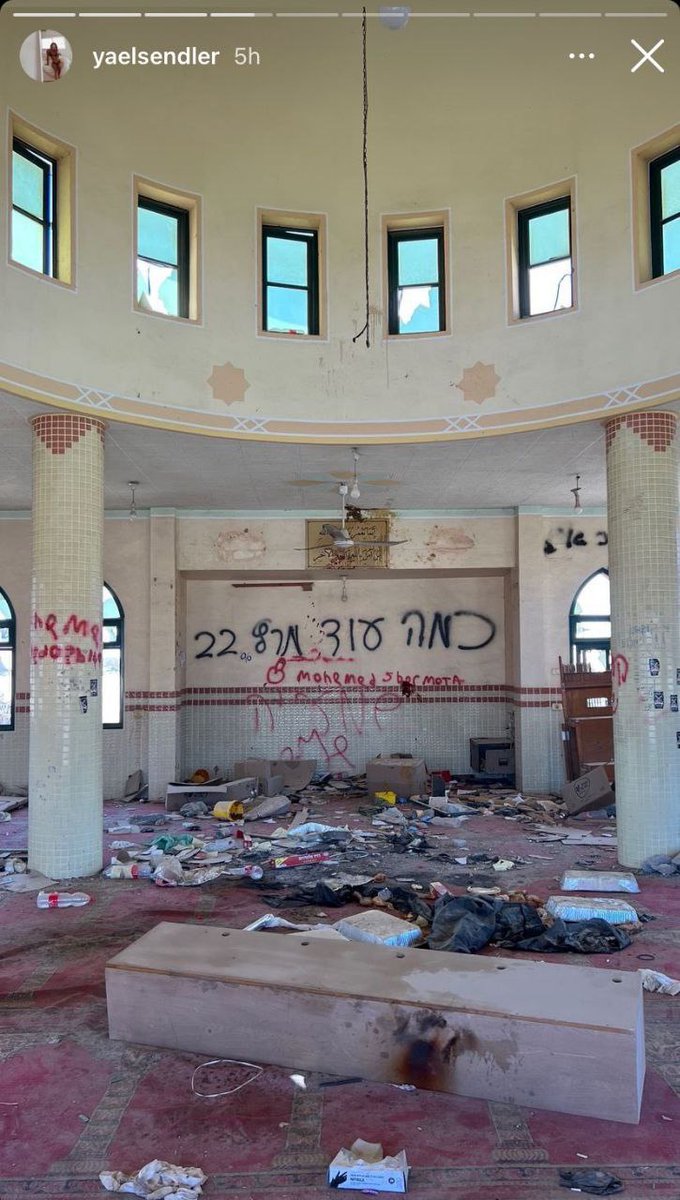 Marchfoward's tweet photo. KEMASKINI 

Perempuan bangsat bernama Yael Sendler bertindak menghina Rasulullah SAW dan mengotorkan Masjid di Lintasan Rafah bersama Pasukan IDF(Gambar sebelah kiri) https://t.co/CZpUJUTJwm