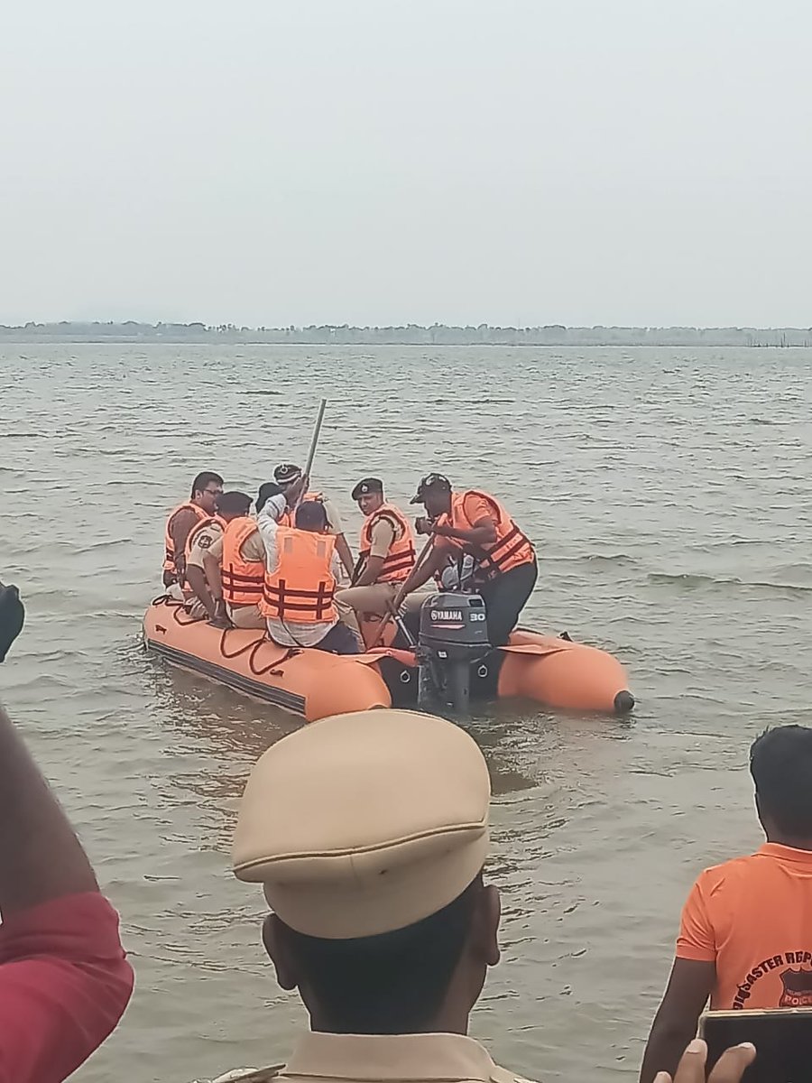 dcpmancherial's tweet photo. Invew of coming rainy season and due floods in previous years, today, we conducted a demonstration of the #Police flood rescue team at Yellampalli Project, Hajipur of Mancherial. @cpramagundam and @Collector_MNCL are attended. https://t.co/kFooTgU2WJ