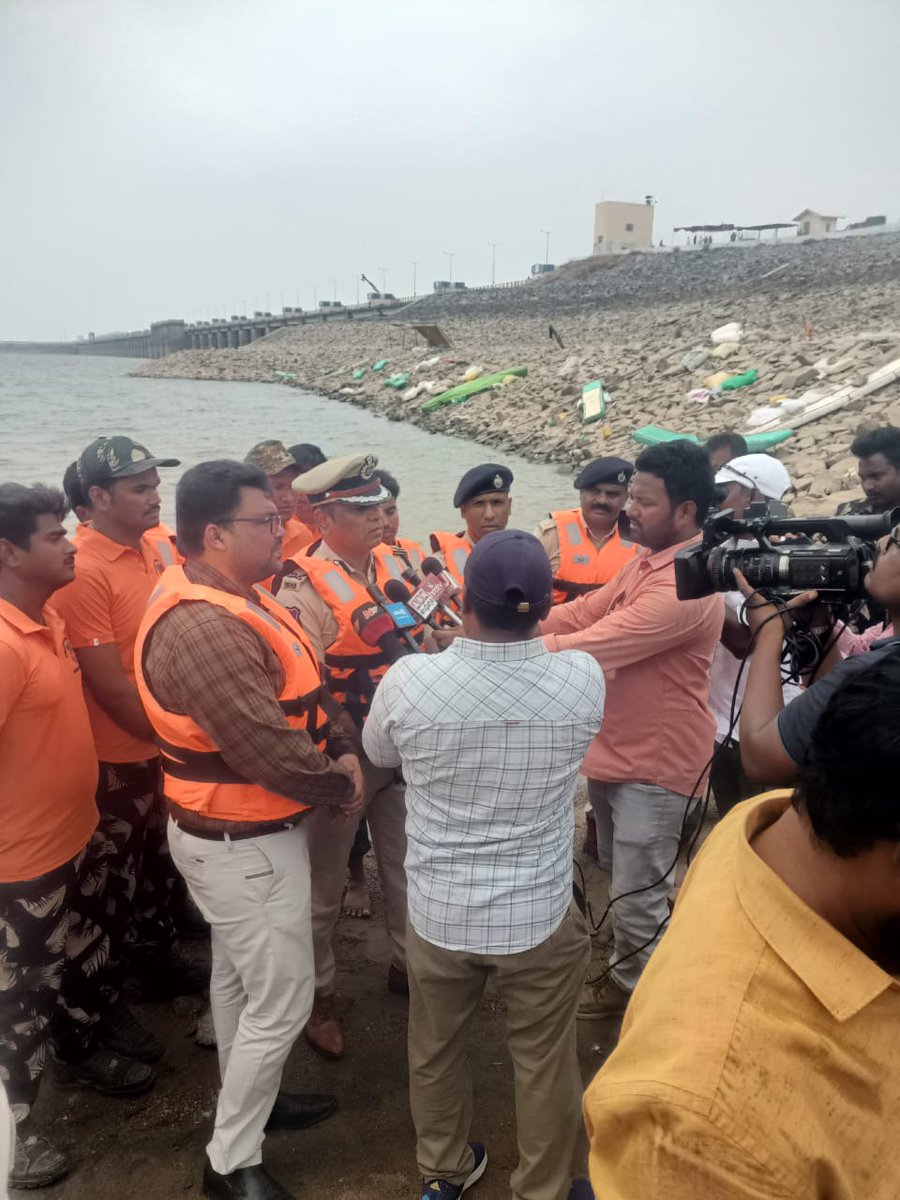 dcpmancherial's tweet photo. Invew of coming rainy season and due floods in previous years, today, we conducted a demonstration of the #Police flood rescue team at Yellampalli Project, Hajipur of Mancherial. @cpramagundam and @Collector_MNCL are attended. https://t.co/kFooTgU2WJ
