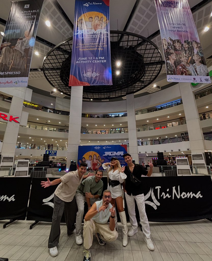 jagmacmusic's tweet photo. Screaming!!!! 😭 Can’t believe we’re actually here! Thank you @trinomatweets for treating us with so much love and care! 🫶🏼🇵🇭🎤🎶✨  #jagmac #trinoma #trinomaactivitycenter #mallshow #manila #philippines #ayalamall https://t.co/JLtAWlkFrq