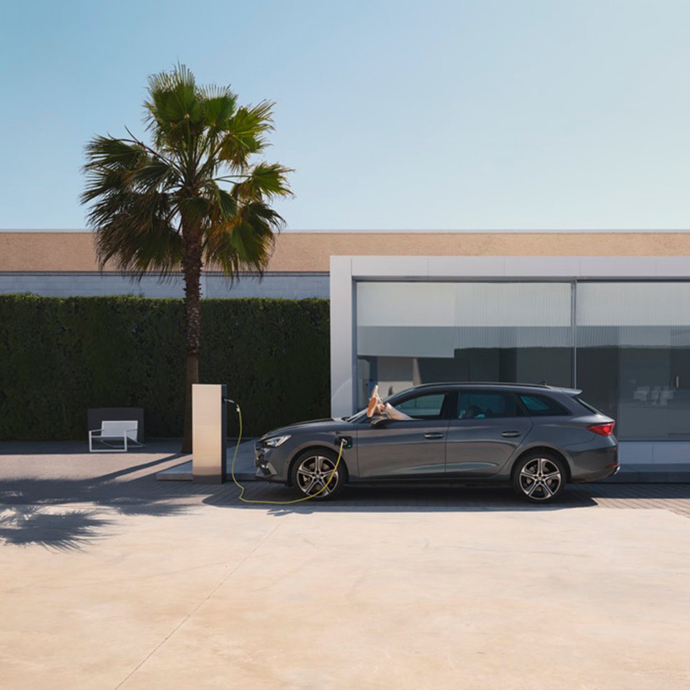 Recharge your batteries in the Leon e-HYBRID. #SEAT