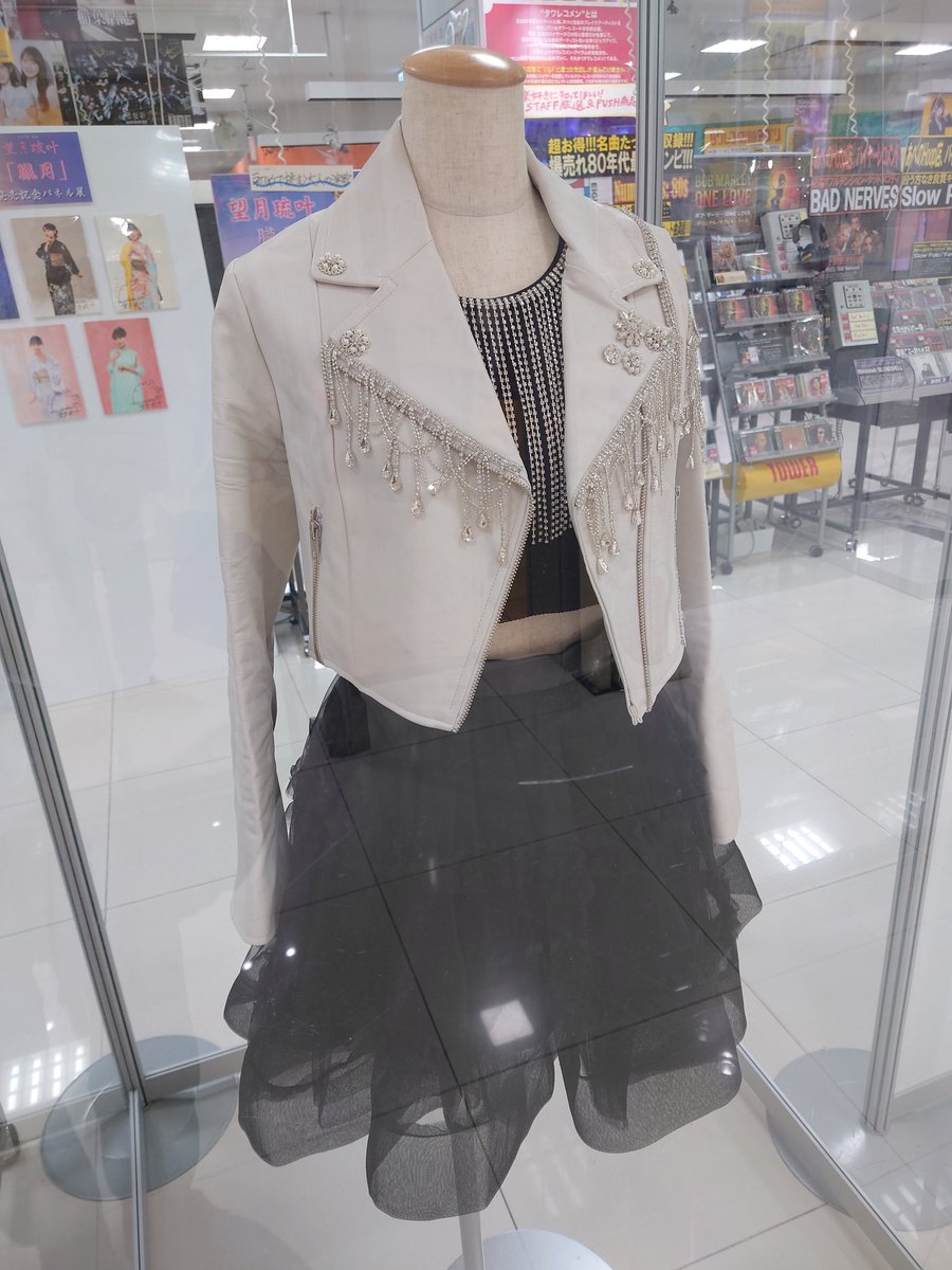 youtom310's tweet photo. タワレコあべのHoop店はまだ結構残ってたけど初回盤Aは既に売切れ。店内ブラブラしている間も売れ続けてお会計終わって帰る頃には初回盤全部売り切れました😄��
#アンジュルム 
#美々たる一撃 
#うわさのナルシー #THANKYOUHELLOGOODBYE https://t.co/3eCHaEW0U3
