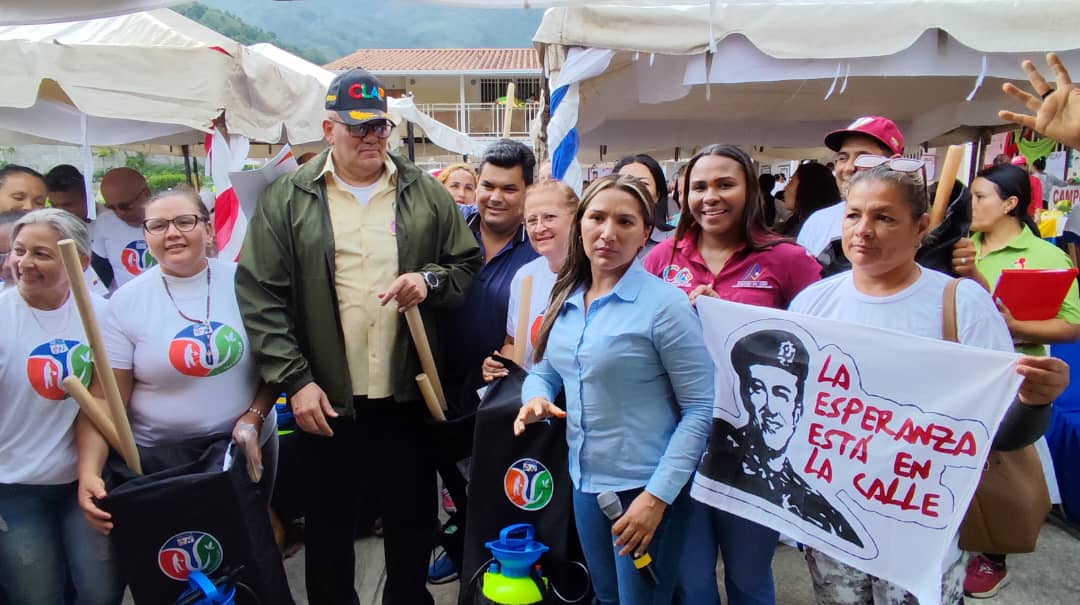 lafinaindugram's tweet photo. Con más alegría y más felicidad, el Pdte. @nicolasmaduro impulsa la producción local de los CLAP Productivos y Patios Productivos en todo el territorio nacional, a través de la entrega del #KitTrabucoCLAP con el objetivo de garantizar la Soberanía Alimentaria de la patria. https://t.co/Mkr5eZdWeF