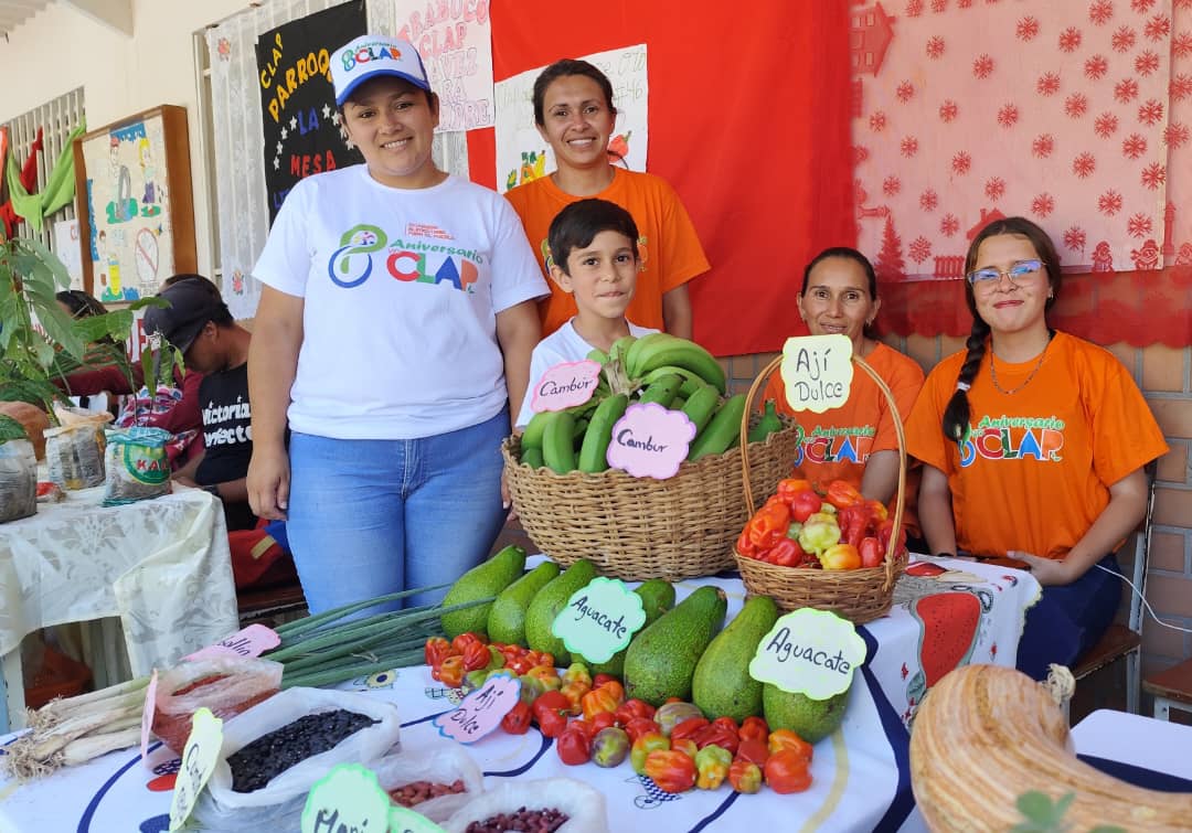 lafinaindugram's tweet photo. Con más alegría y más felicidad, el Pdte. @nicolasmaduro impulsa la producción local de los CLAP Productivos y Patios Productivos en todo el territorio nacional, a través de la entrega del #KitTrabucoCLAP con el objetivo de garantizar la Soberanía Alimentaria de la patria. https://t.co/Mkr5eZdWeF
