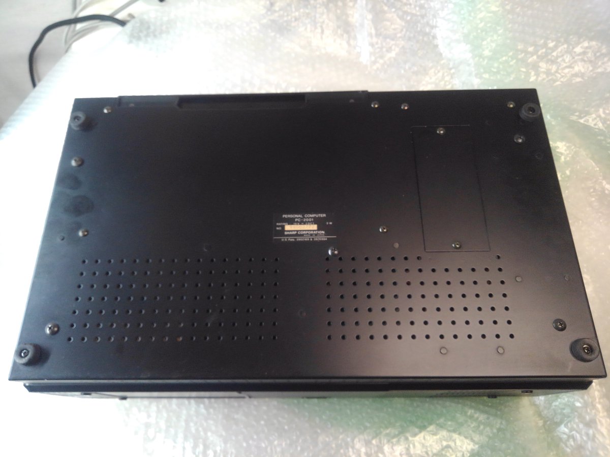 toshitada1973's tweet photo. 飽きずにラテカピュータネタ。背面には電池ボックスがあって、ピュータ部を外すとフタが開きます。ベース機は単一乾電池9本だけど変更されてる? 底面のフタの中には、バックアップと時計用の電池ケースがあるけど、液漏れ&破損中。#ラテカピュータ #PC2000 #PC2001 https://t.co/FQlwetjBUP