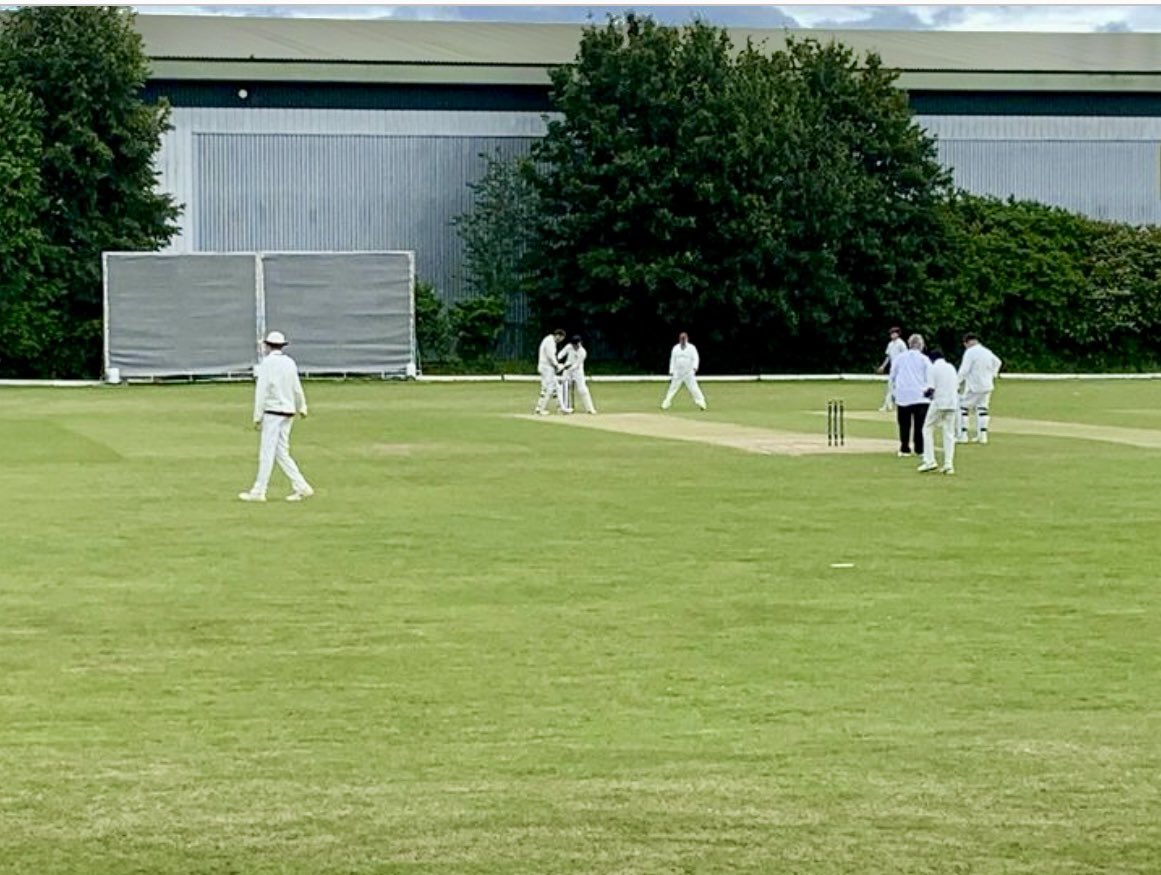 Sunday we were given a bit of a cricket lesson by <a href="/RealBanburyCC/">Banbury Cricket Club</a>’s talented young team, who racked up 241/4 in 35 overs.
After tea <a href="/AUWCricketClub/">Ascott-U-Wychwood Cricket Club</a> could only manage 91/9 in response - but at least managed to bat all of the overs!
Thank you to <a href="/Bongo_IT/">Bongo IT</a> for supporting the game 👏